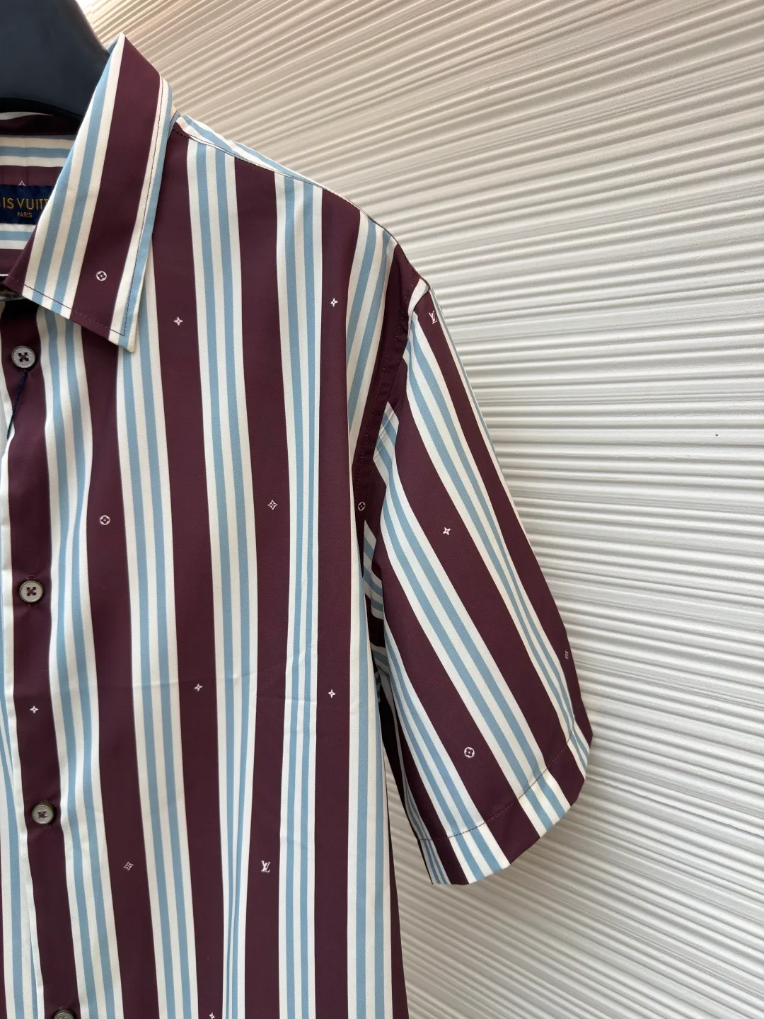 LOUIS VUITTON striped short-sleeved shirt ●Original version: Purchased and developed for 10300 ●Item number: 1682488-A45 ●Fabric: cotton blended fabric ●Technology: made on positioning cutting machine ●Color: brown ●Version: fitted version ●Weight: about 185 grams ●Size: S-M-L-XL ●Description: This style of LOUIS VUITTON striped short-sleeved shirt is made of high-quality woven fabric as the base, and uses direct-injection technology to restore the classic striped pattern. The color reproduction is high, the pattern is delicate and firm, and it is not easy to fade or smudge. The splicing parts of the body are all processed by hand-made overlock sewing technology, and the stitching is smooth and dense, which effectively prevents the edges of the fabric from fuzzing and improves the overall durability. The shirt has a standard lapel shape, with a crisp collar that is not easily deformed. Customized hardware is used for the buttons at the placket, which has a thick texture and good gloss. The length, bust and other sizes increase from S to XL. The measurement error of 1~3CM is within the normal range. It is recommended to hand wash and maintain it to maintain the shape and pattern. It can be easily used in both leisure and light business scenes. The overall wiring is straight and delicate, the fabric is comfortable and soft, and the color is consistent without color difference. It can be matched with the same style to create a fashionable look and control various occasions. Customized accessories, complete with three standards, same style for men and women!